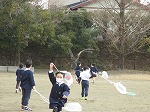 0127　生活科の時間に、ビニール袋で作った凧を揚げました。「走ると袋が膨らん楽しかったよ。」「かわいい模様の凧が揚がってうれしかったよ。」子供たちは、冬の遊びを楽しみました。